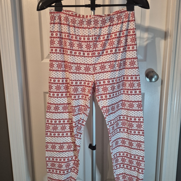 Cozy Carter's Medium Christmas Pajama Set – Perfect for Holiday Cheer! - Picture 5 of 13